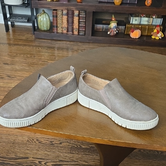 Naturalizer Soul Beige Slip-On Shoes size 7 with side zip - Picture 5 of 9